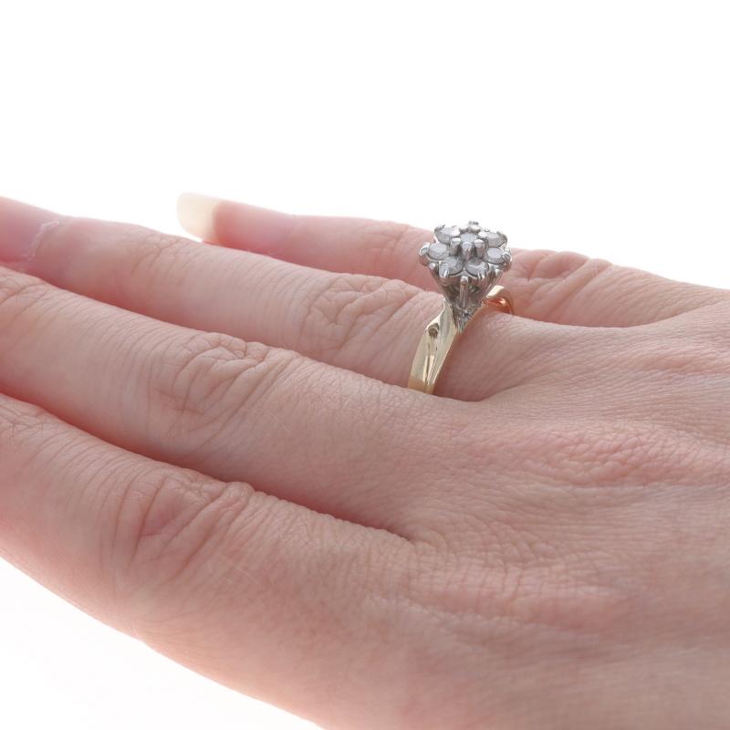 Bague de fiançailles en or jaune avec grappe de diamants - 10k Round Brilliant .40ctw Floral Pour femmes en vente