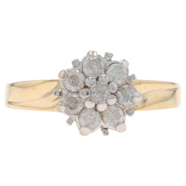 Bague de fiançailles en or jaune avec grappe de diamants - 10k Round Brilliant .40ctw Floral en vente