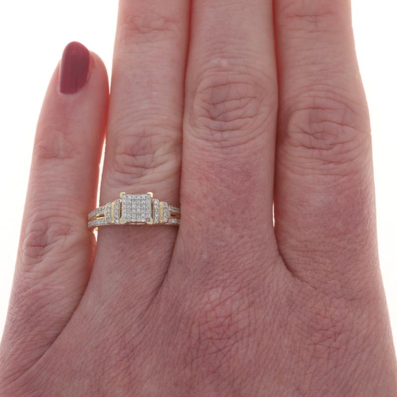 Taille simple Bague de fiançailles en or jaune avec grappe de diamants - 10k Single .25ctw en vente