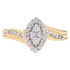Bague de contournement en or jaune avec grappe de diamants et halo - 10k Round .25ctw Engagement