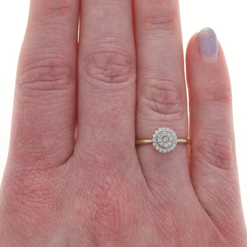 Taille simple Bague de fiançailles en or jaune avec halo en forme de grappe de diamants - 10k Single Cut .20ctw en vente
