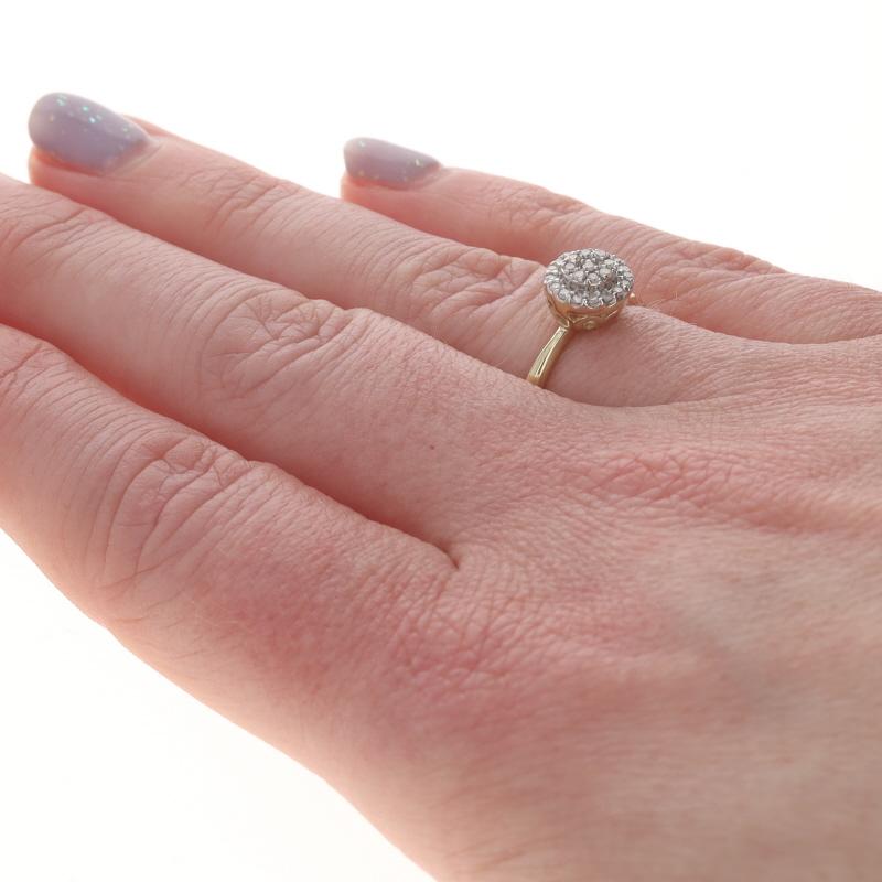 Bague de fiançailles en or jaune avec halo en forme de grappe de diamants - 10k Single Cut .20ctw Pour femmes en vente