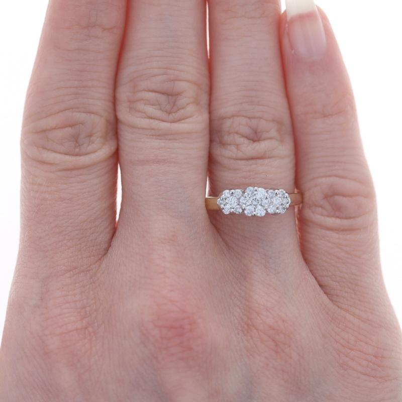 Verlobungsring aus Gelbgold mit Diamant-Cluster-Halo 14k Rnd .50ctw mit drei Steinen

Informationen zum Stein:
Natürliche Diamanten
Karat(e): .50ctw
Schliff: Runder Brillant
Farbe: G - H
Reinheit: SI1 - SI2

Karat gesamt: .50ctw

Zusätzliche