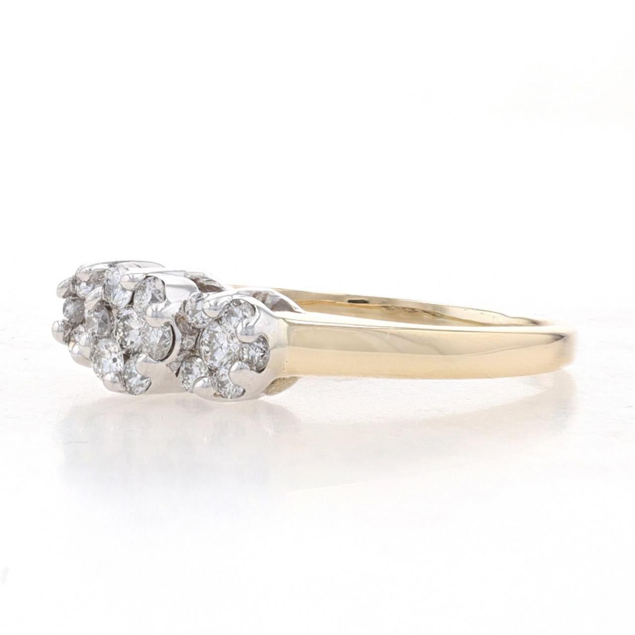 Verlobungsring aus Gelbgold mit Diamant-Cluster-Halo 14k Rnd .50ctw mit drei Steinen (Rundschliff)