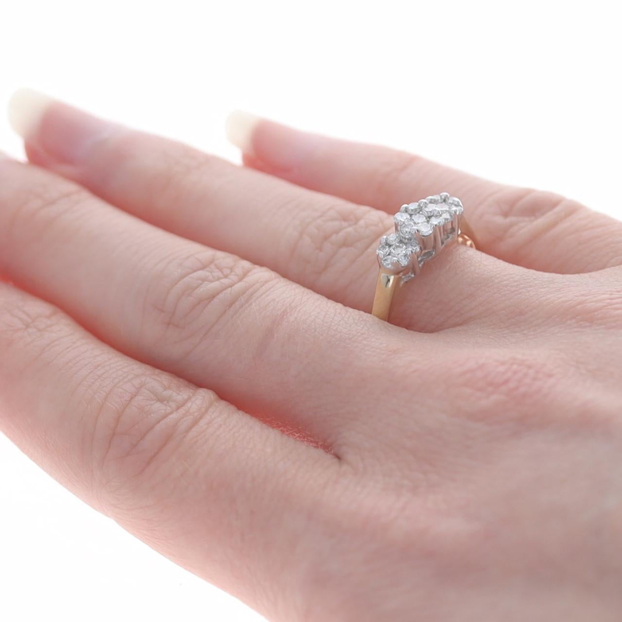 Verlobungsring aus Gelbgold mit Diamant-Cluster-Halo 14k Rnd .50ctw mit drei Steinen im Zustand „Gut“ in Greensboro, NC