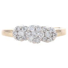 Verlobungsring aus Gelbgold mit Diamant-Cluster-Halo 14k Rnd .50ctw mit drei Steinen