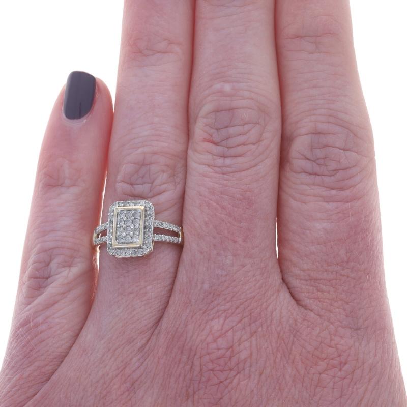 Taglio rotondo Anello a cluster di diamanti in oro giallo - 10k Brilliante rotondo e singolo 0,33 ct. in vendita