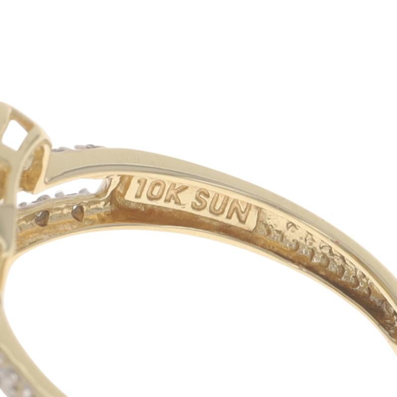 Anello a cluster di diamanti in oro giallo - 10k Brilliante rotondo e singolo 0,33 ct. in vendita 2