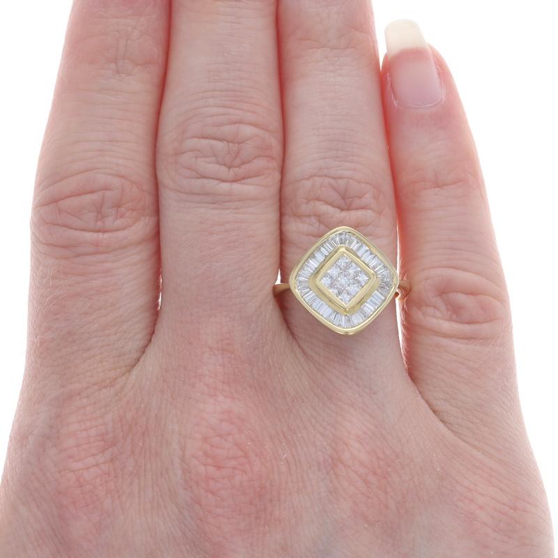 Taille princesse Bague en or jaune avec halo de diamants - 18k Princesse et Baguette 1.00ctw en vente