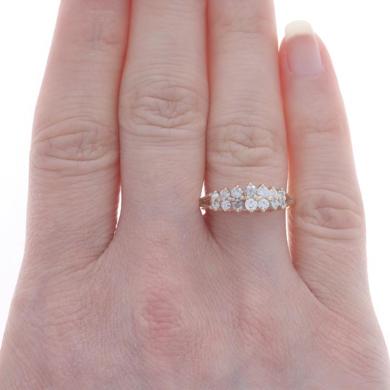 Gelbgold Diamant-Cluster-Ring - 10k Runde Brillant .50ctw Tiered (Rundschliff) im Angebot