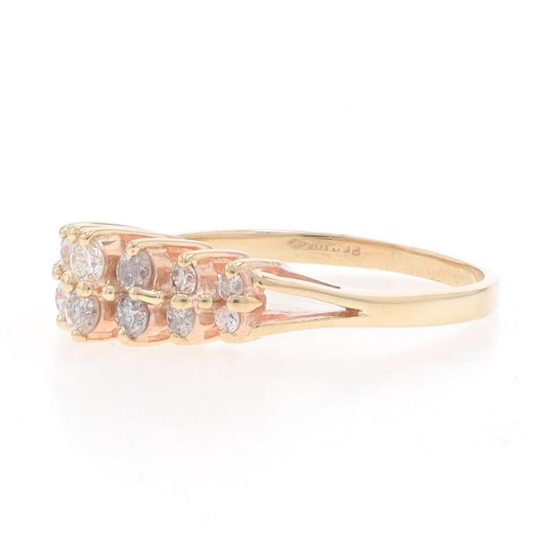 Gelbgold Diamant-Cluster-Ring - 10k Runde Brillant .50ctw Tiered im Zustand „Hervorragend“ im Angebot in Greensboro, NC