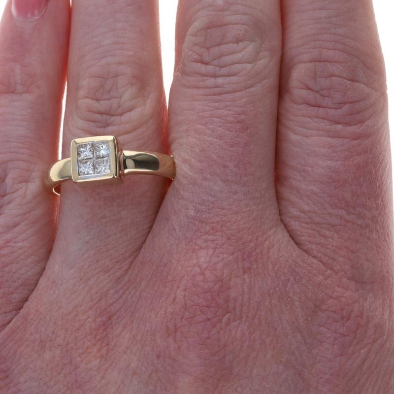 Taille princesse Yellow Gold Diamond Cluster Ring - 14k Princess .50ctw en vente