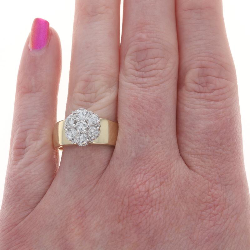 Taglio rotondo Anello a grappolo di diamanti in oro giallo 14k Brilliante rotondo 1,00ctw Floreale in vendita