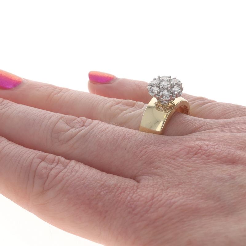 Donna Anello a grappolo di diamanti in oro giallo 14k Brilliante rotondo 1,00ctw Floreale in vendita