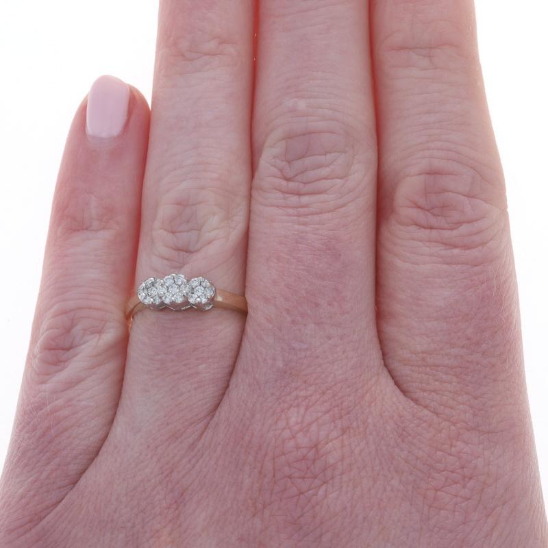 Taille ronde Bague à trois pierres en or jaune 14k diamant rond brillant .25ctw en vente