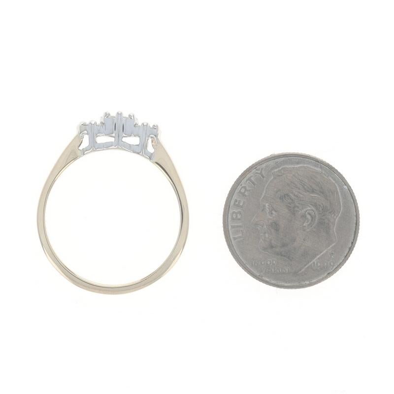 Bague à trois pierres en or jaune 14k diamant rond brillant .25ctw Pour femmes en vente