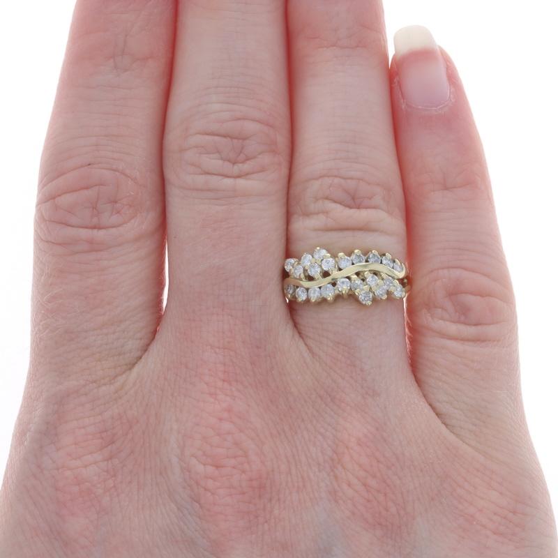 Taille ronde Bague en or jaune avec diamant en grappe - 14k Rond brillant .61ctw Wavy en vente