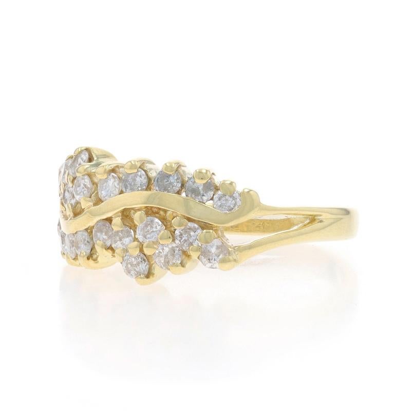 Bague en or jaune avec diamant en grappe - 14k Rond brillant .61ctw Wavy Excellent état - En vente à Greensboro, NC
