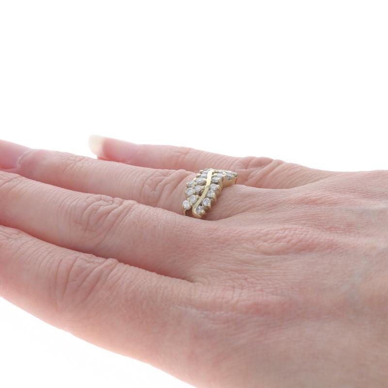 Bague en or jaune avec diamant en grappe - 14k Rond brillant .61ctw Wavy Pour femmes en vente