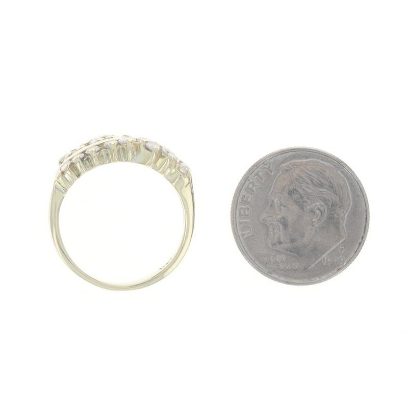 Bague en or jaune avec diamant en grappe - 14k Rond brillant .61ctw Wavy en vente 1