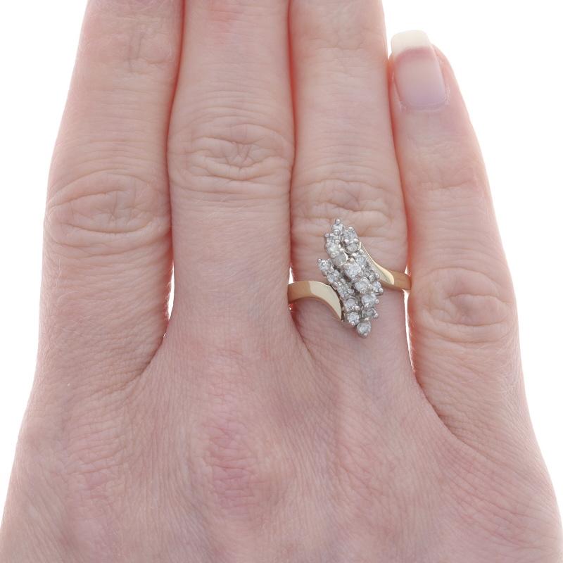 Gelbgold Diamant Cluster Wasserfall Bypass Ring - 10k Runde Brillant .50ctw (Rundschliff) im Angebot