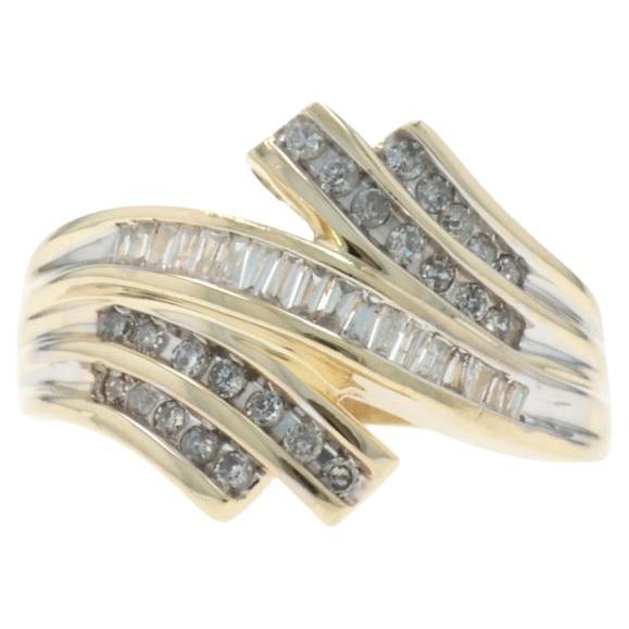 Bague Cocktail Bypass en or jaune - 10k Ruban simple et baguette .50ctw
