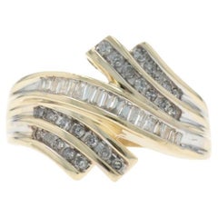 Bague Cocktail Bypass en or jaune - 10k Ruban simple et baguette .50ctw
