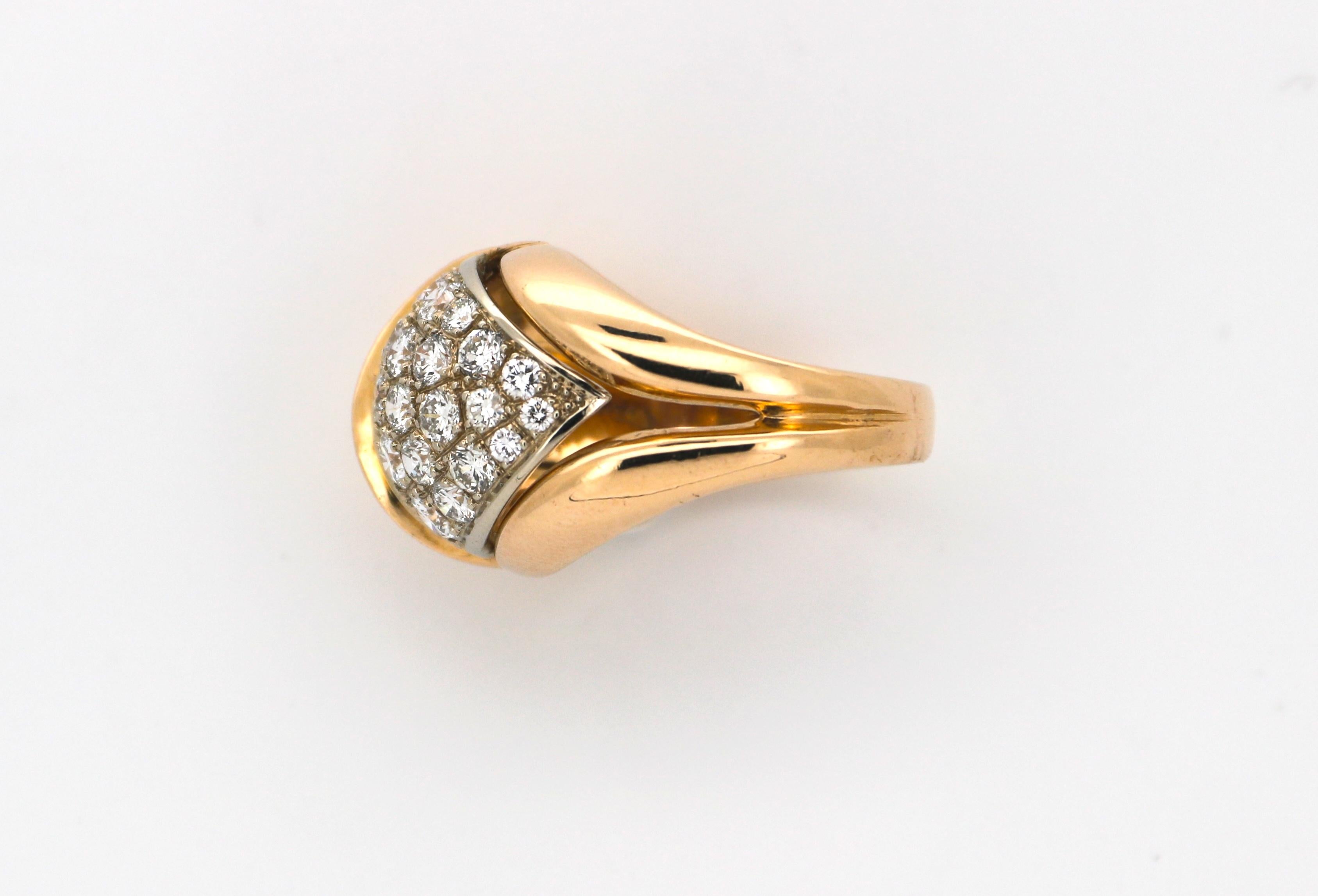 Anillo de cúpula de cóctel de los años 60, de oro amarillo de 14k, único y hecho a mano, engastado con 19 diamantes talla brillante y un original acabado satinado en un lado del anillo. 

El peso total estimado de los diamantes es de aproximadamente