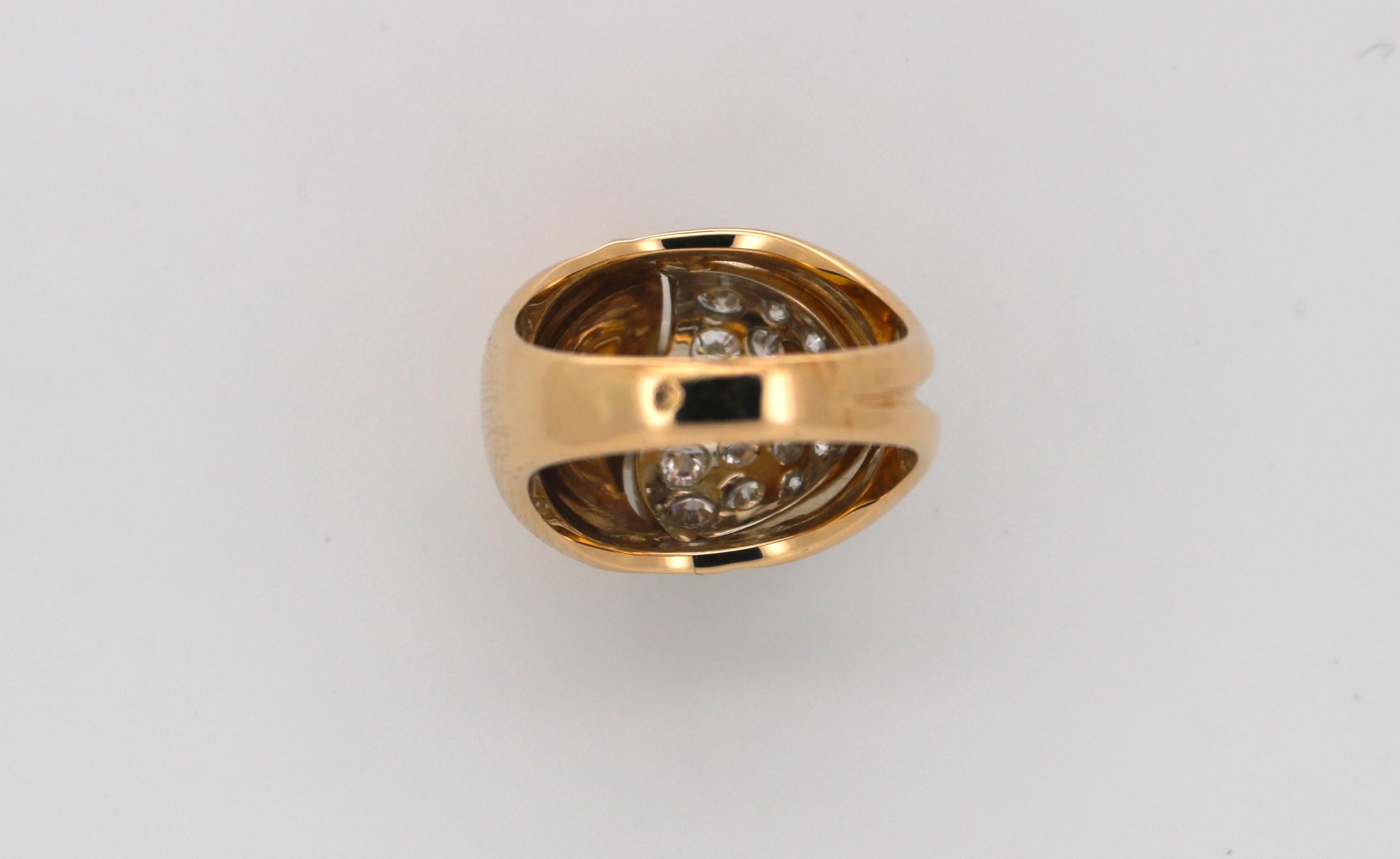 Anillo de cóctel de oro amarillo con diamantes Años 60 Corte brillante en venta