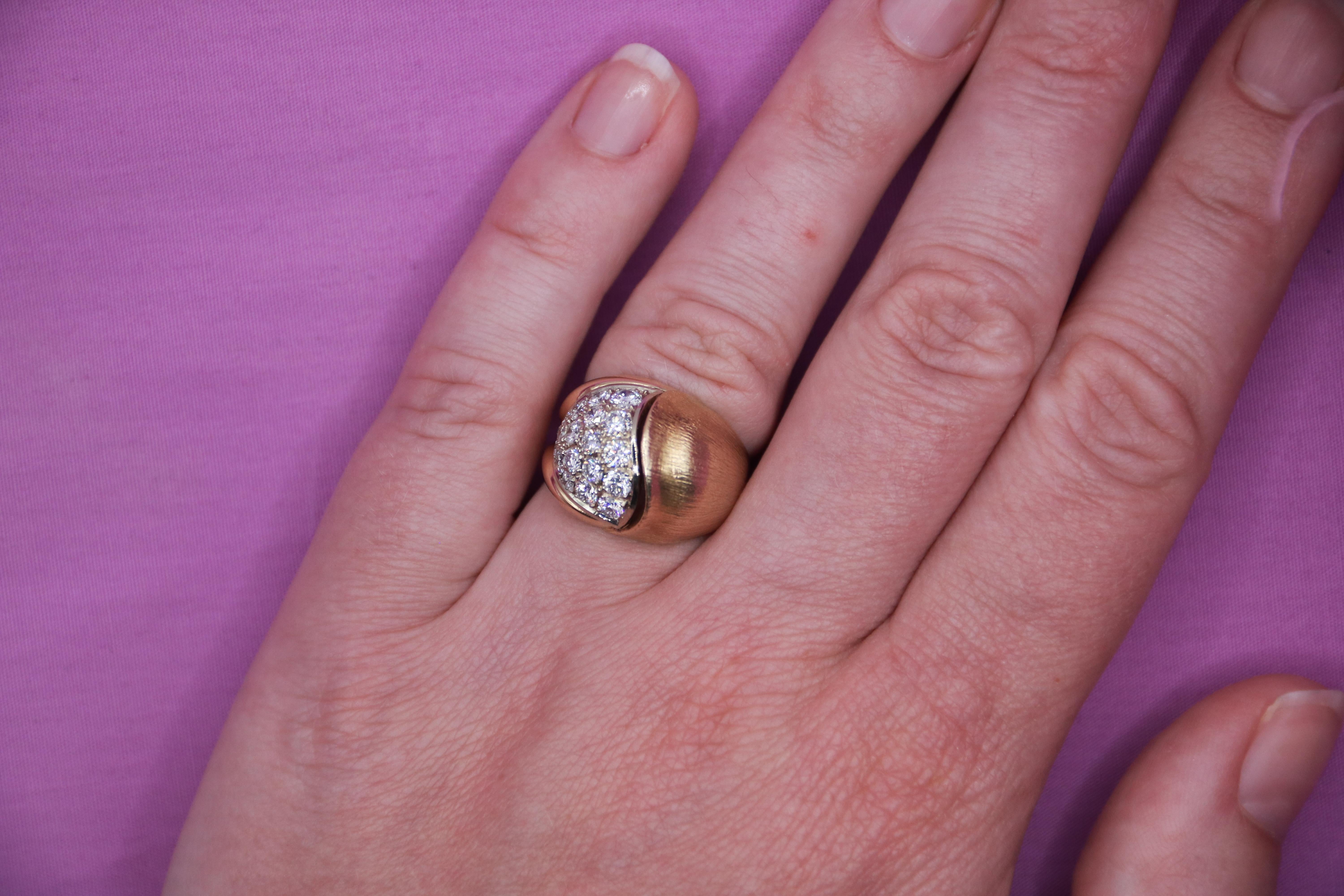 Femenino o masculino Anillo de cóctel de oro amarillo con diamantes Años 60 en venta