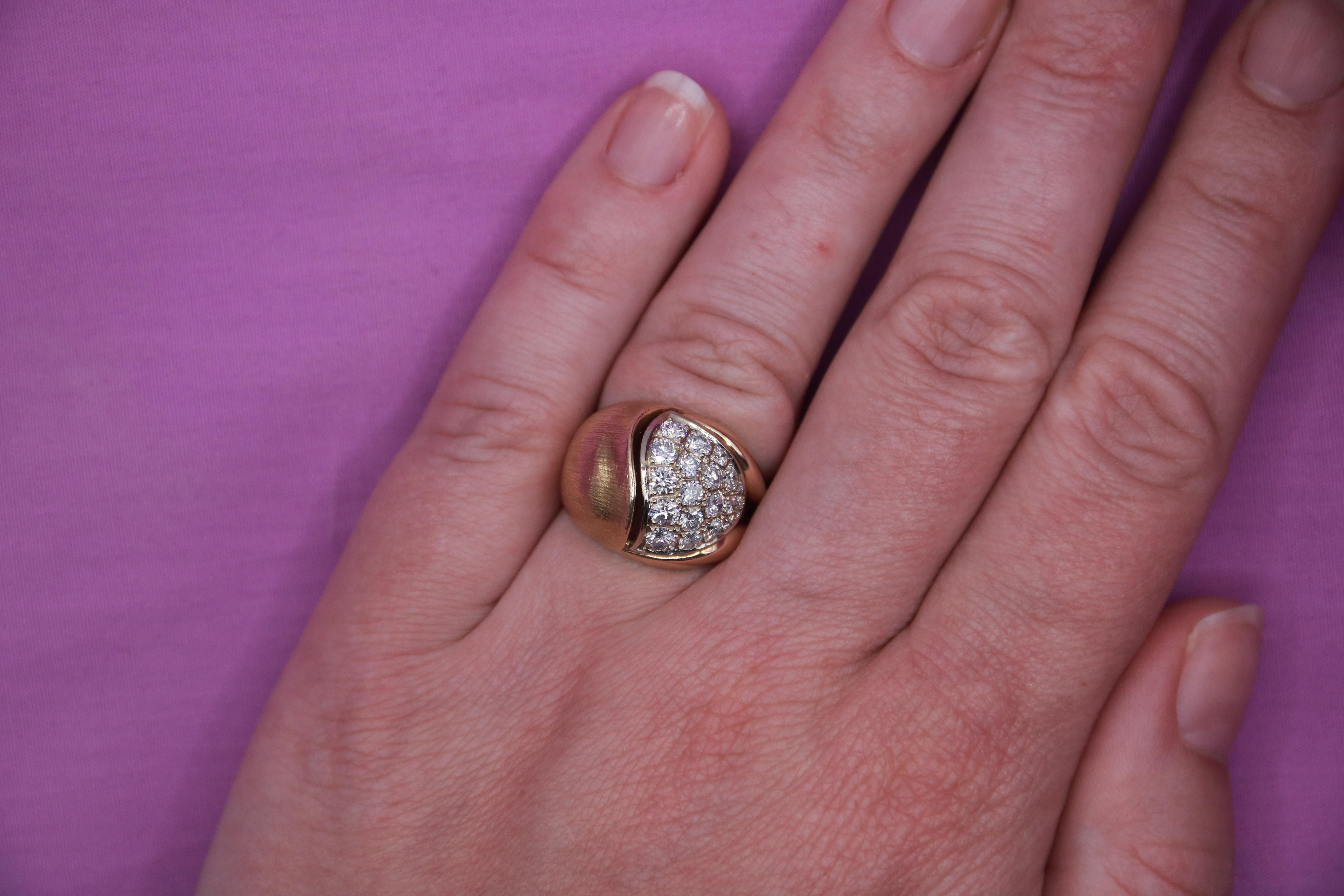 Anillo de cóctel de oro amarillo con diamantes Años 60 en venta 1