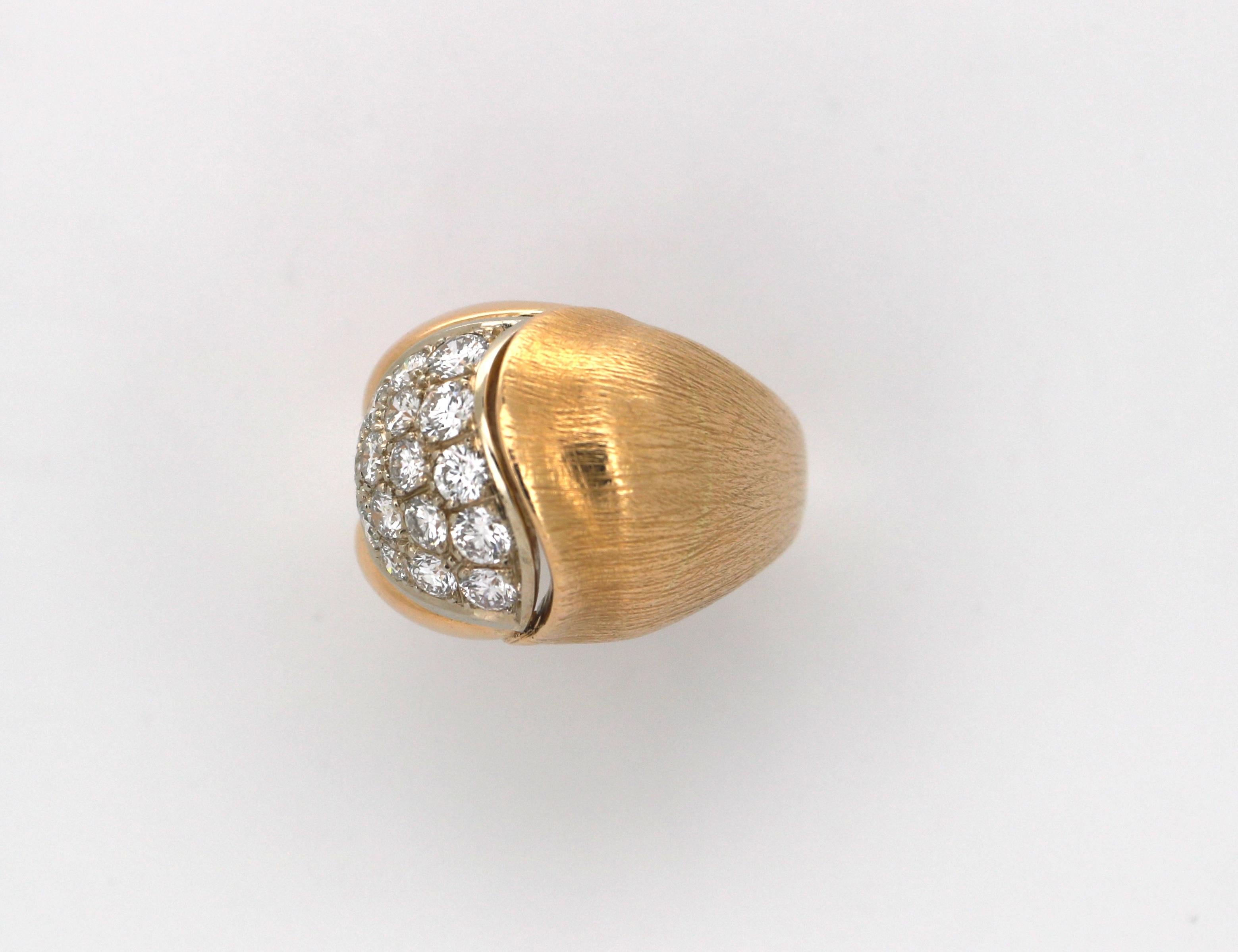 Anillo de cóctel de oro amarillo con diamantes Años 60 en venta 2