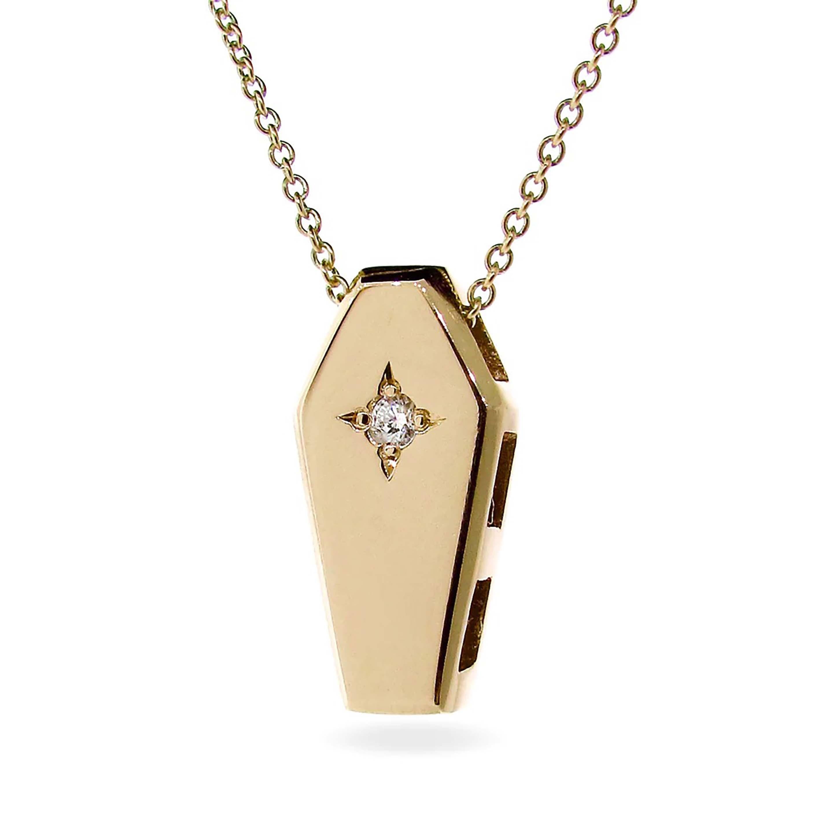 Unser einzigartiger Diamant-Sarg-Anhänger aus Gelbgold ist aus massivem 9-karätigem Gelbgold und einem natürlichen weißen, sternförmig gefassten Diamanten gefertigt und hängt an einer zierlichen 45 cm langen Kabelkette aus 9-karätigem Gelbgold.