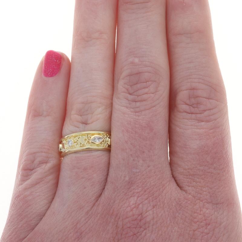 Taille ronde Bague en or jaune diamantée lune et étoile - 18k Rd & Marq .30ctw Ring SZ 6 en vente