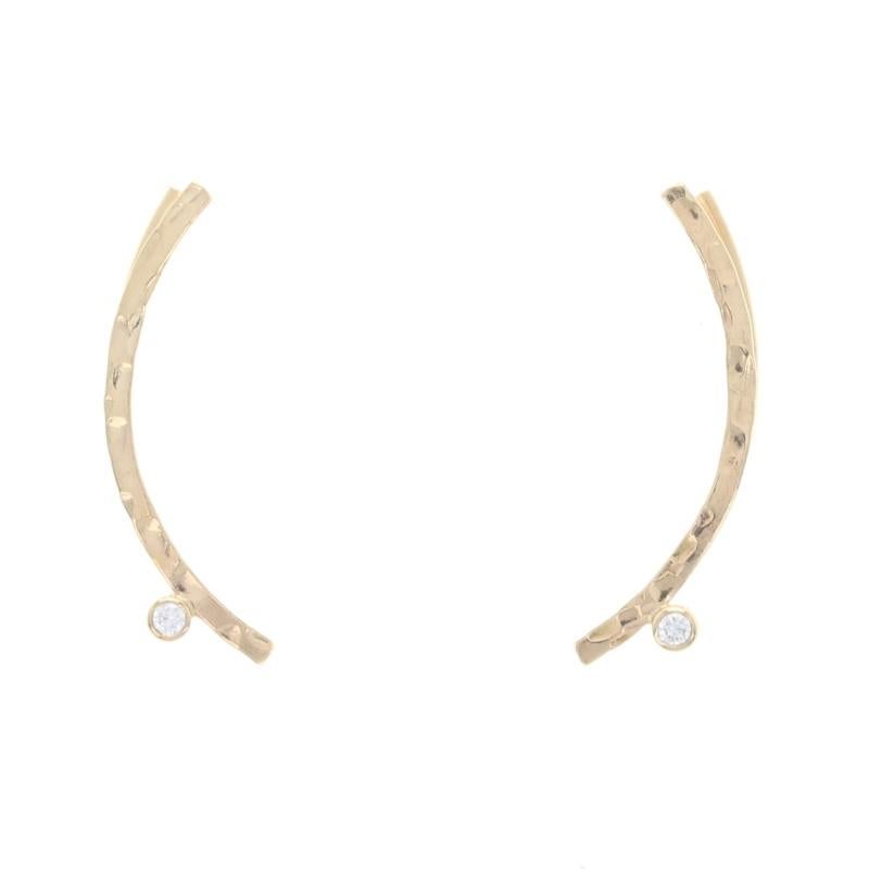 Taille ronde Boucles d'oreilles en or jaune avec diamant en forme de croissant 14k, taille ronde et courbée, Hammer en vente