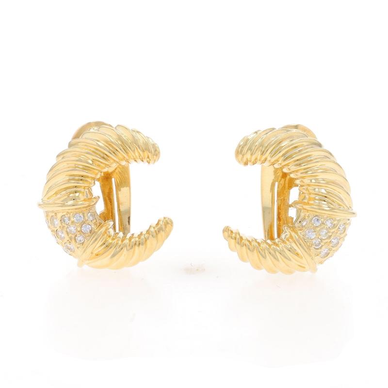 Contenu du métal : Or jaune 18k

Informations sur les pierres

Diamants naturels
Carat(s) : .32ctw
Coupe : Simple
Couleur : G - H
Clarté : VS1 - VS2

Total des carats : .32ctw

Style : Gros clou
Type de fermeture : Fermetures en oméga
Thème :
