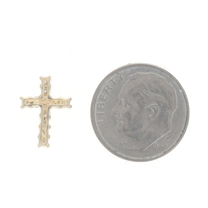 Ciondolo a croce in oro giallo con diamante tondo Brilliante 14k 0,17ctw Fede In condizioni ottime in vendita a Greensboro, NC
