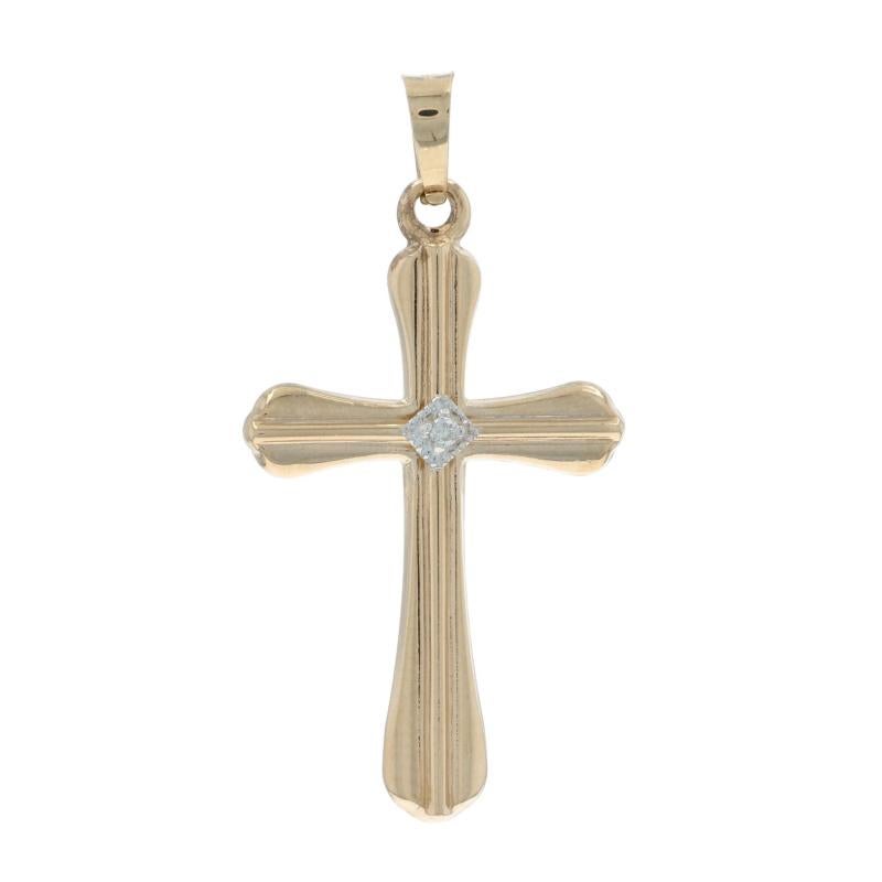 Contenu du métal : Or jaune 14k

Informations sur les pierres

Diamant naturel
Carat(s) : (1) petit
Coupe : Simple

Total des carats : 1.00

Style : Solitaire
Thème : Croix, Foi
Caractéristiques : Gravé

Mesures

Hauteur (à partir de l'attache fixe)