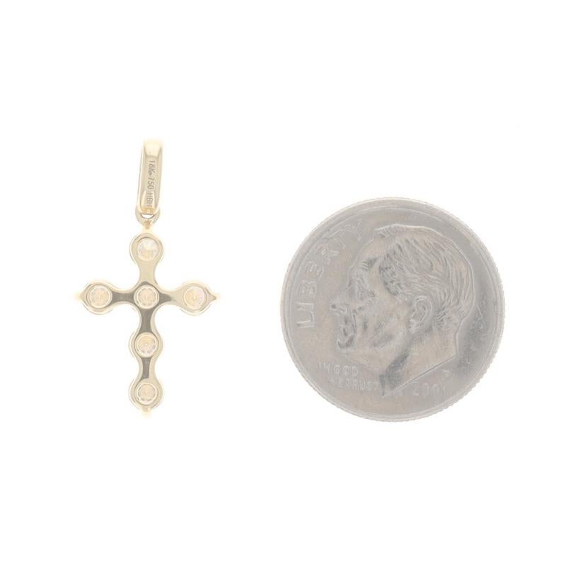 Taille ronde Pendentif croix en or jaune avec diamant - 18k Round Brilliant .62ctw Faith en vente