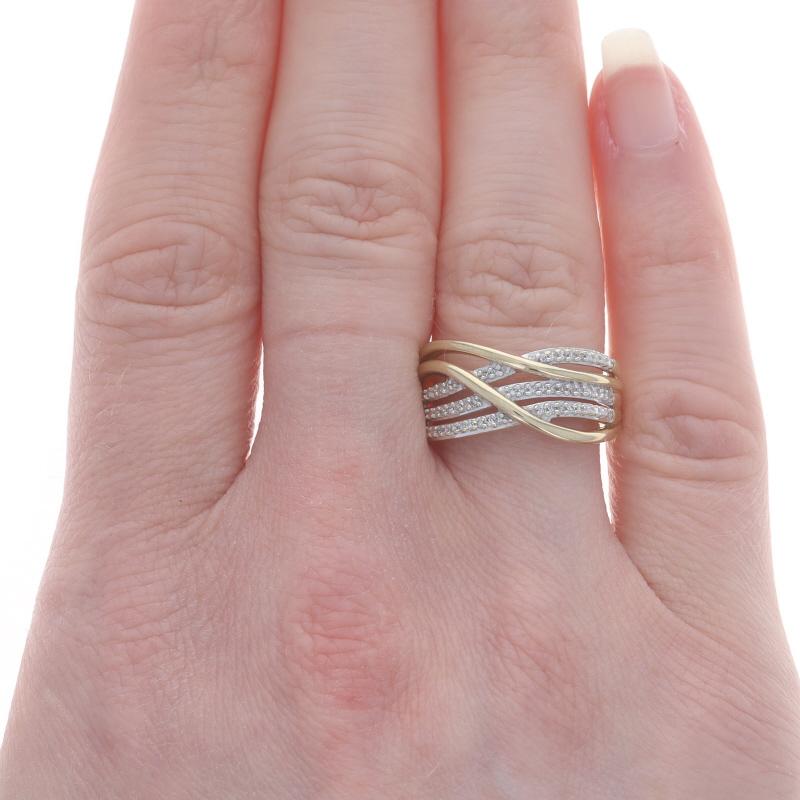 Taille simple Anneau croisé en or jaune avec diamant - 10k Single Cut .15ctw Wave Ring en vente