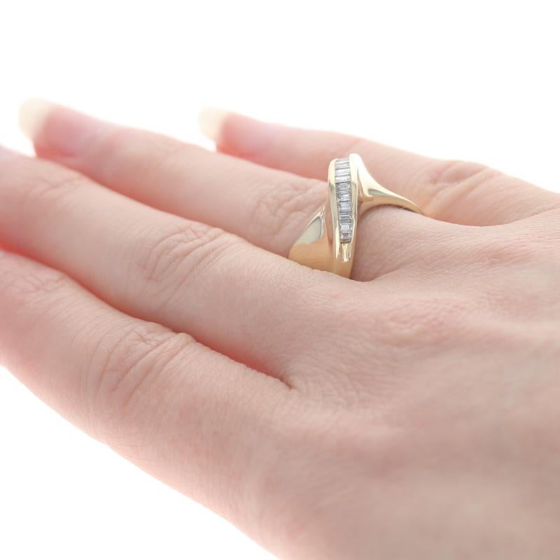 Taille baguette Anneau croisé en or jaune avec diamant - 14k Baguette .50ctw Ring en vente
