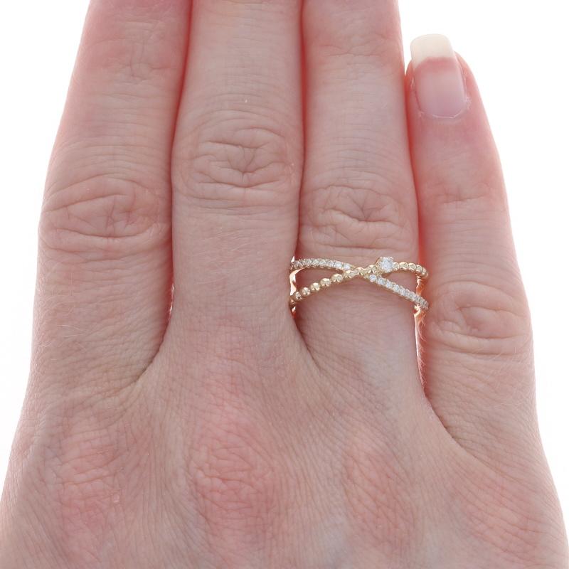 Taille ronde Bandeau croisé en or jaune avec diamant - Bague en or jaune 14k avec diamant rond brillant .16ctw en vente