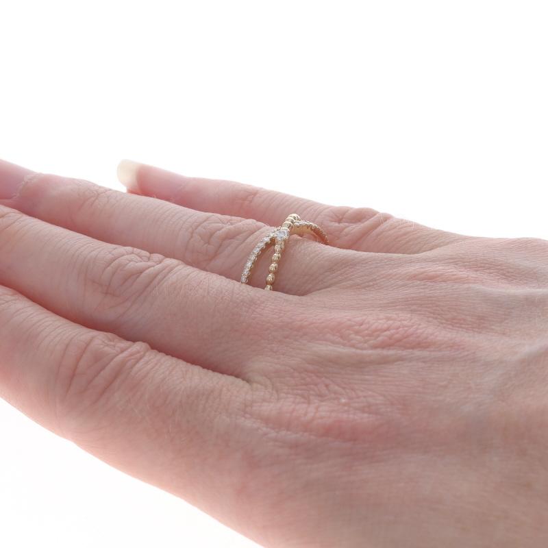 Bandeau croisé en or jaune avec diamant - Bague en or jaune 14k avec diamant rond brillant .16ctw Pour femmes en vente