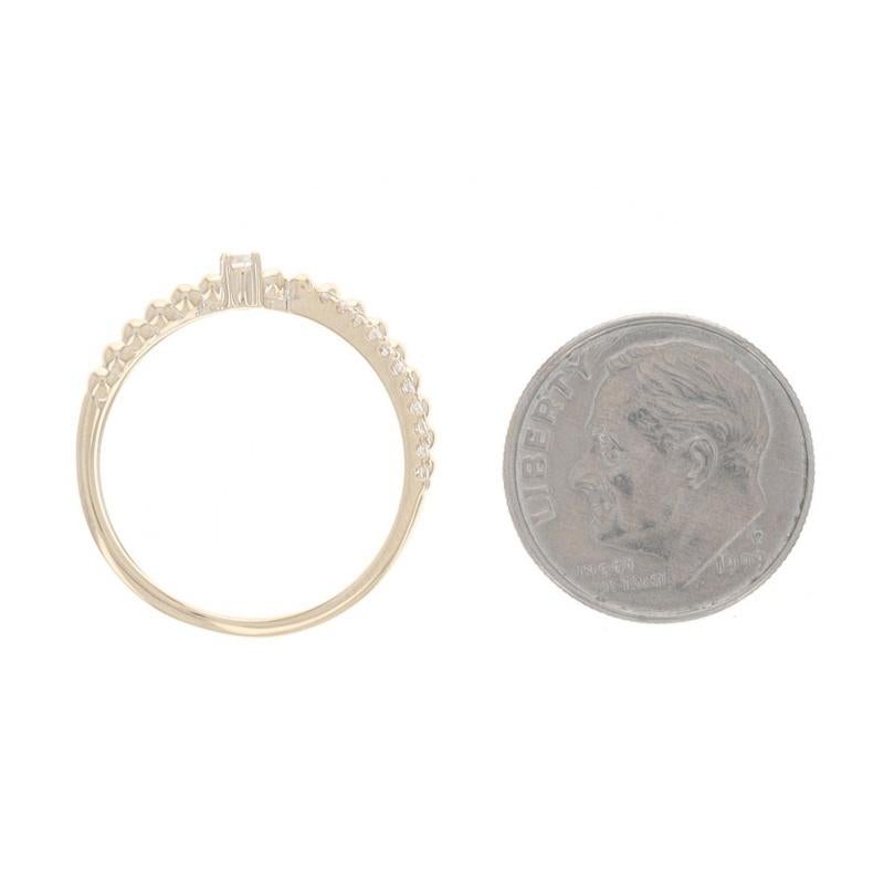 Bandeau croisé en or jaune avec diamant - Bague en or jaune 14k avec diamant rond brillant .16ctw en vente 1