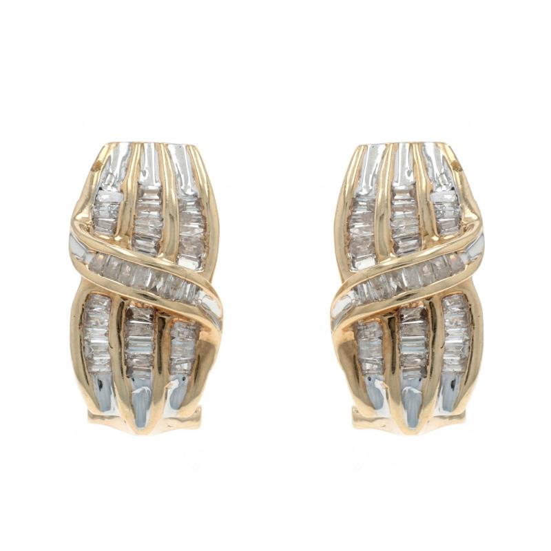 Contenu du métal : Or jaune 10k

Informations sur les pierres

Diamants naturels
Carat(s) : .50ctw
Coupe : Baguette
Couleur : H - I
Clarté : I1 - I2

Total des carats : .50ctw

Style : Crossover J-Hoop
Type de fermeture : Fermetures en