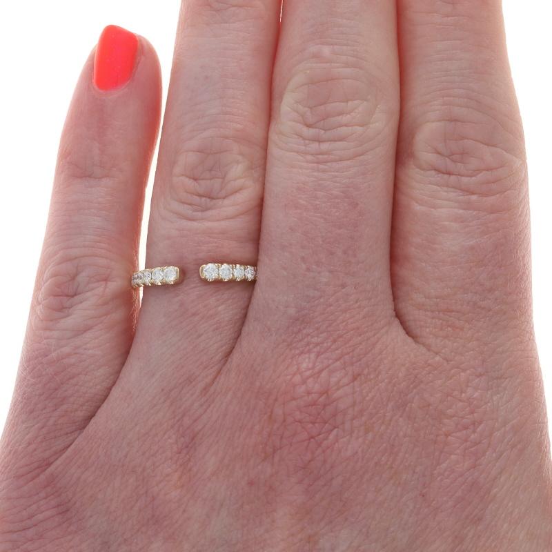 Taille ronde Bracelet manchette en or jaune 14k diamant rond brillant .31ctw Bague ajustable en vente