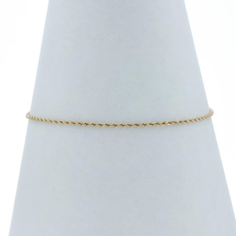 Contenu du métal : Or jaune 10k

Style de chaîne : Corde taillée en diamant
Style de bracelet : Chaîne
Type de fermeture : Fermoir à griffe de homard

Mesures

Largeur aux stations : 1/16