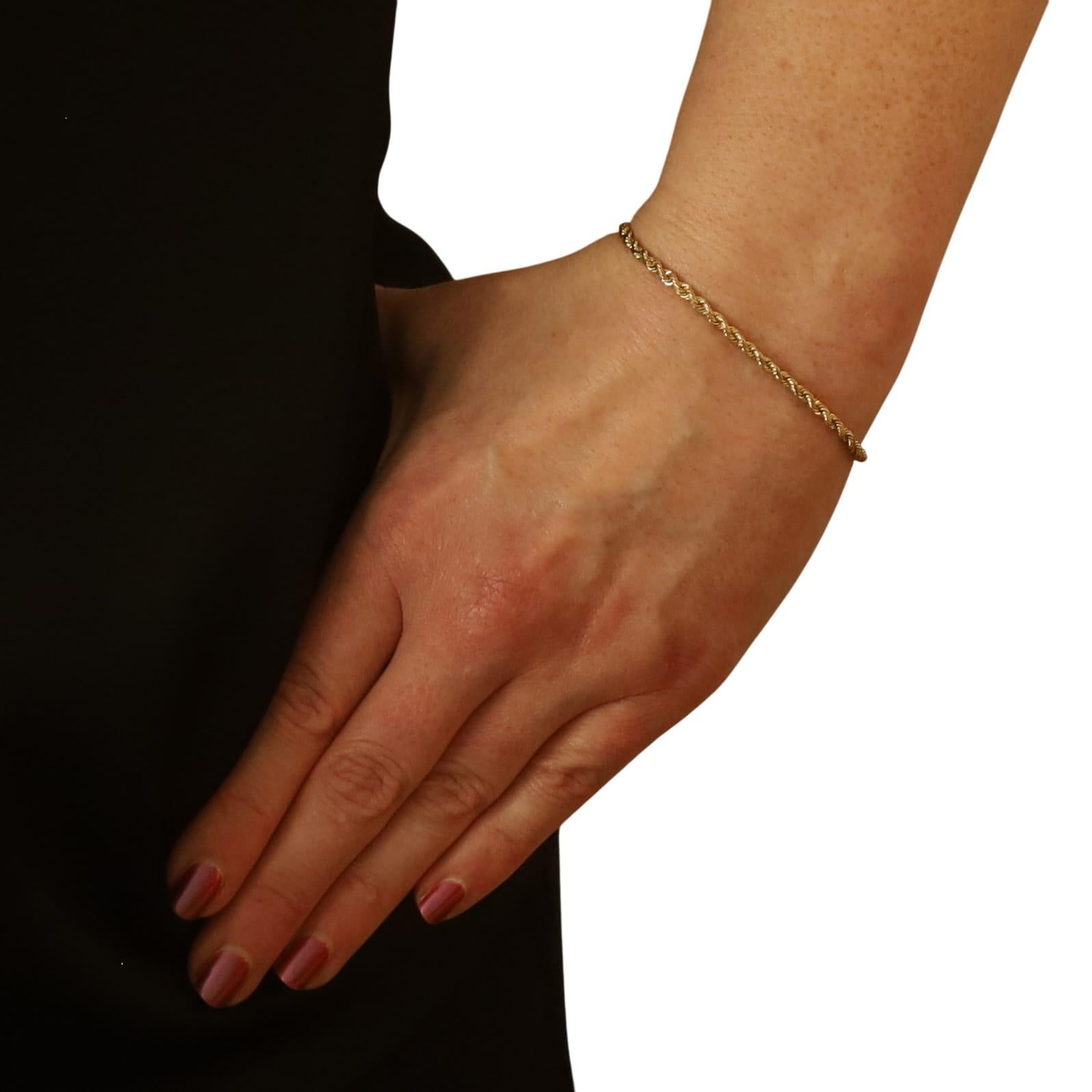 Contenu du métal : Or jaune 14k

Style de chaîne : Corde taillée en diamant
Style de bracelet : Chaîne
Type de fermeture : Fermoir tubulaire avec fermoir de sécurité d'un côté

Mesures

Largeur de la chaîne : 1/8