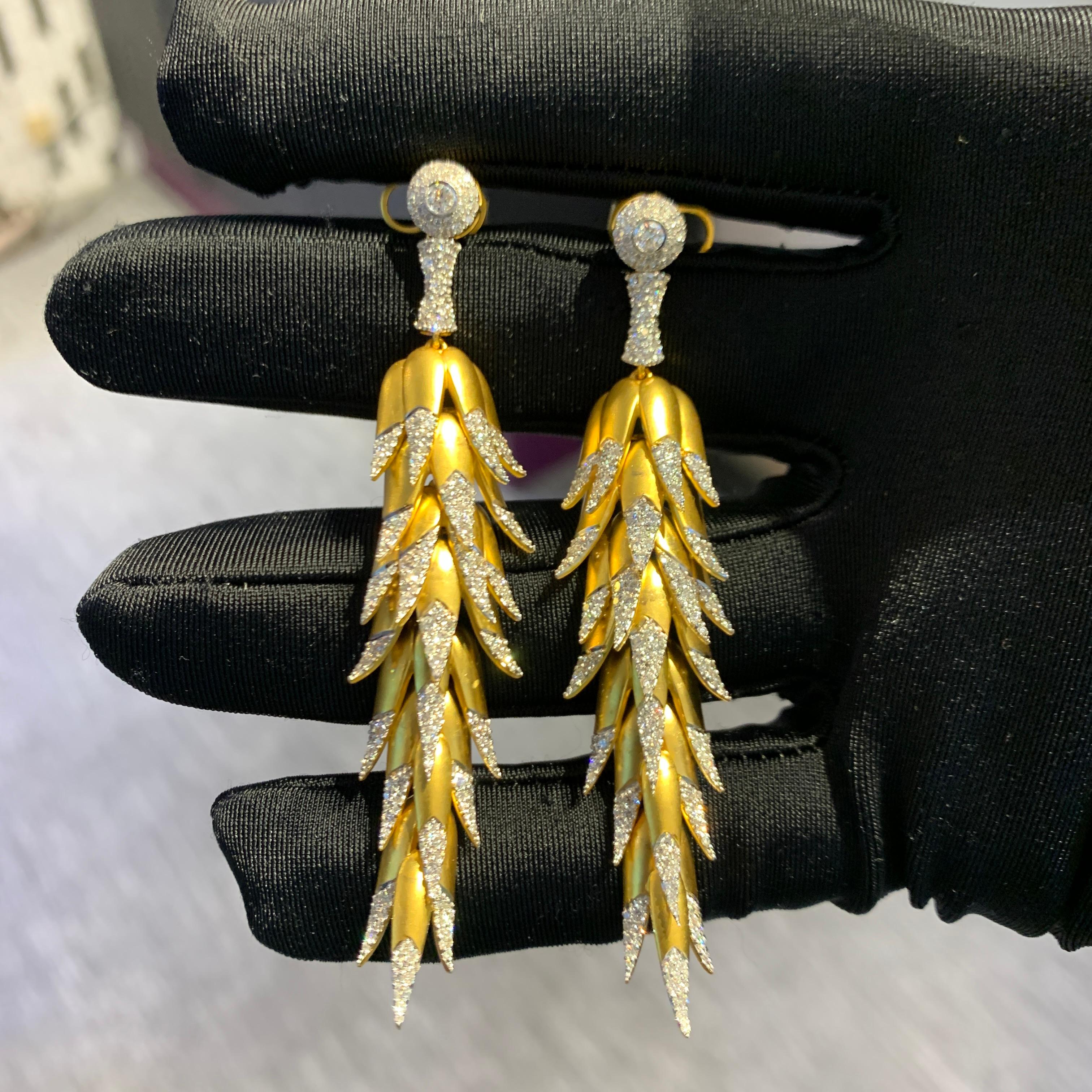 Yellow Gold & Diamond Dangle Earrings In New Condition For Sale In New York, NY
