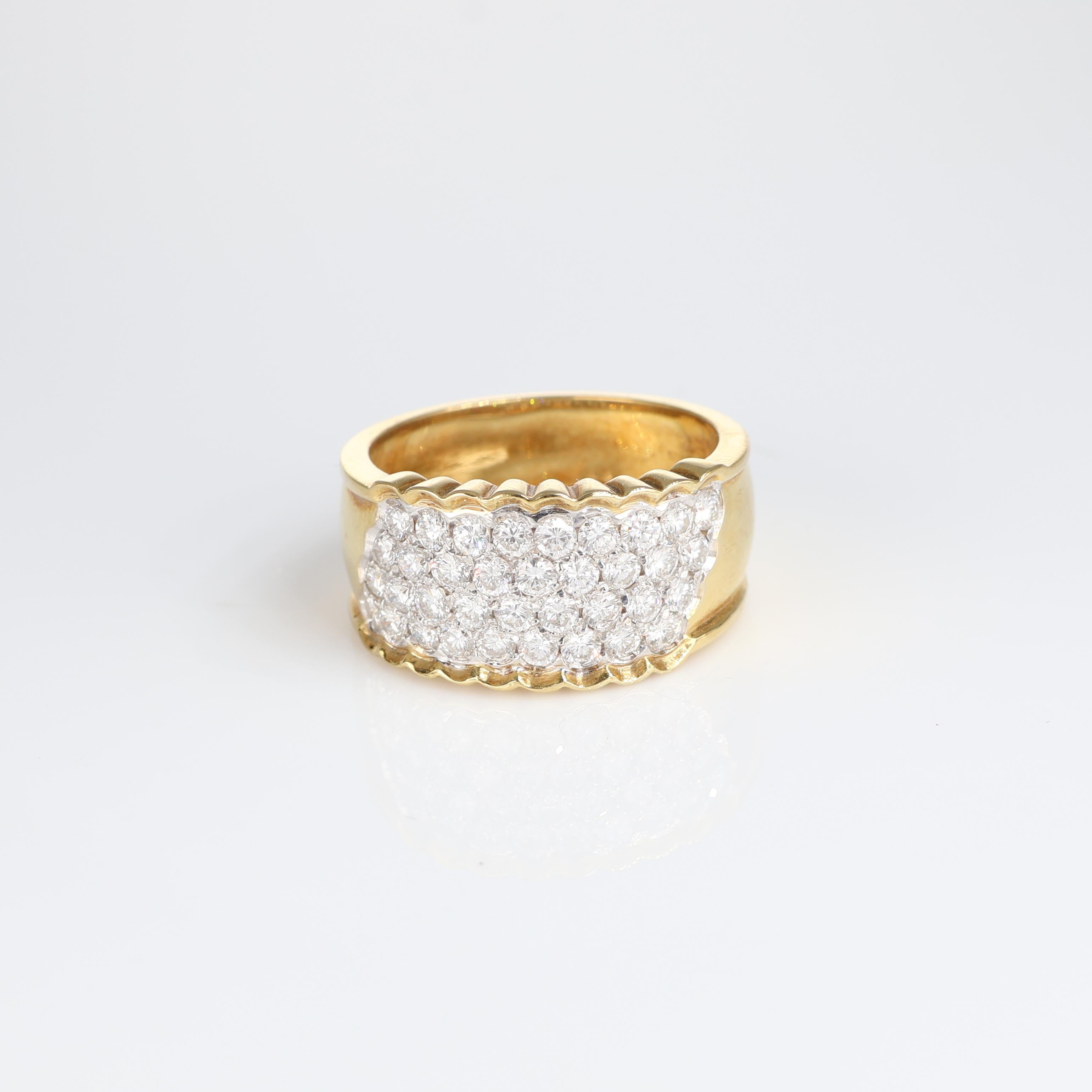 NOTE IMPORTANTE :
✔ Aucun coût supplémentaire ne sera ajouté à cette commande.
✔ Les frais d'expédition et de douane sont entièrement à notre charge.
--------------------
Réalisée en luxueux or jaune 18kt, cette élégante bague présente un